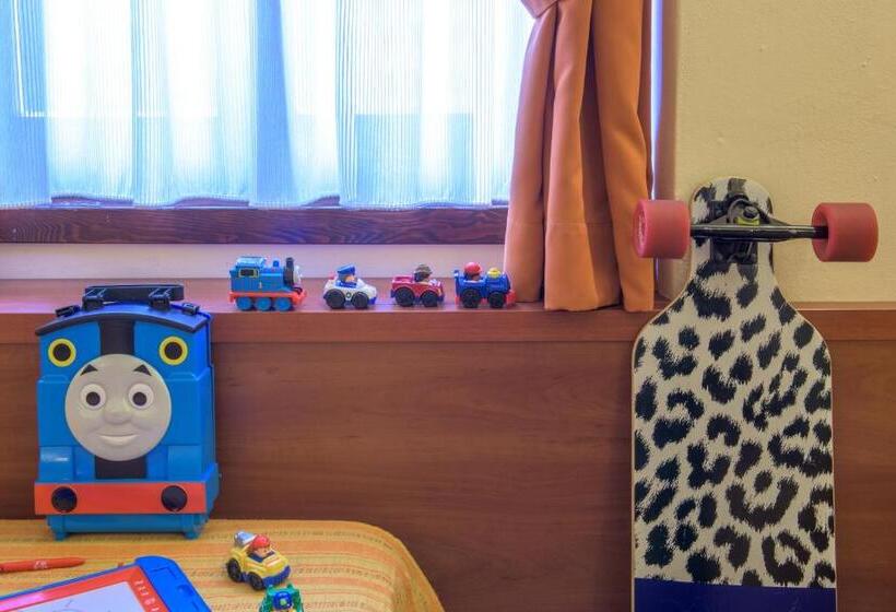 חדר משפחתי, Lake Hotel Benaco