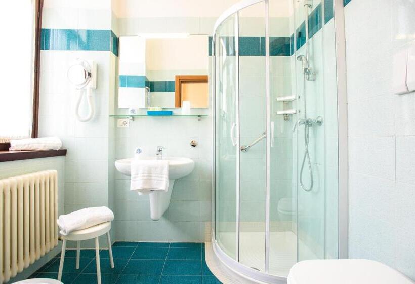 חדר משפחתי, Lake Hotel Benaco