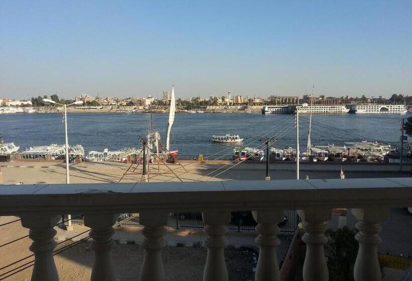 اتاق استاندارد سه نفره, El Mesala