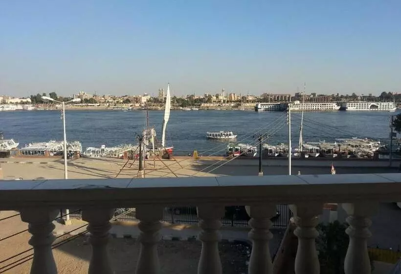 اتاق استاندارد سه نفره, El Mesala