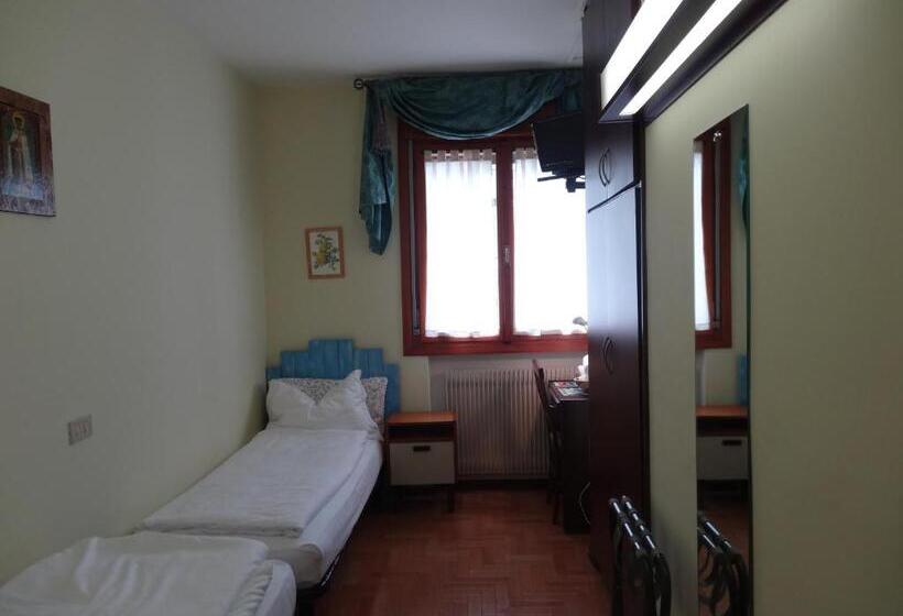 スタンダードシングルルーム, La Caminatha