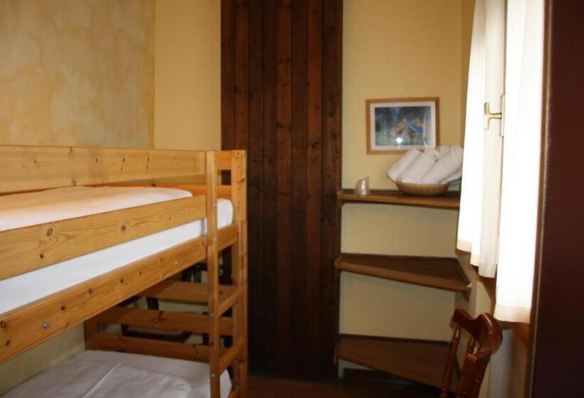 クラシックファミリールーム, La Caminatha