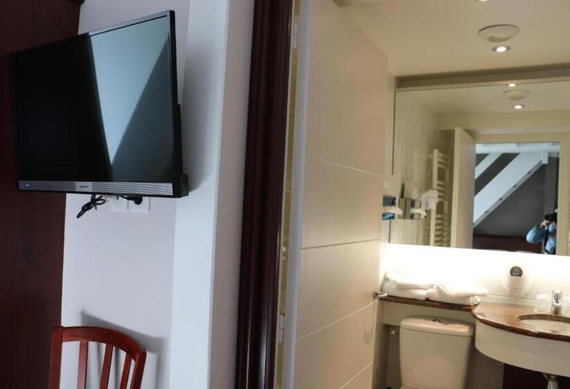 غرفة عائلية, La Mere Champlain