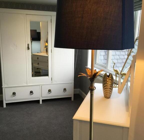 غرفة قياسية مطلّة علي البحر, Lamlash Bay