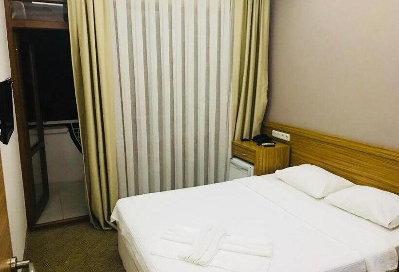 اتاق استاندارد, Lara Kapris