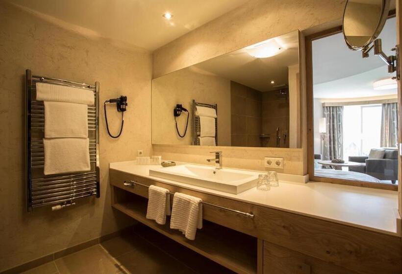 Delüks Junior Süiti, Meiser Vital