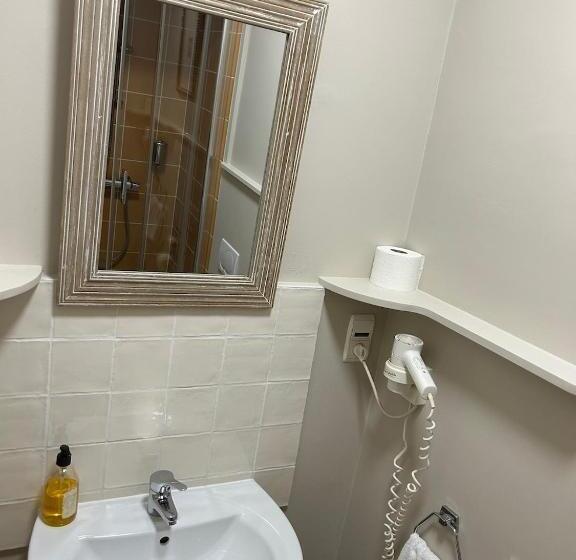 חדר אקונומי, Salvators