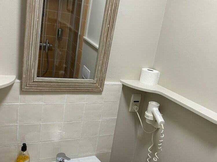 חדר אקונומי, Salvators