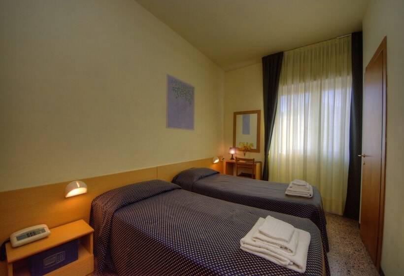 スタンダードトリプルルーム, Savoia