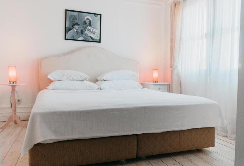 جناح جونيور, Vintage Hotel Alacati