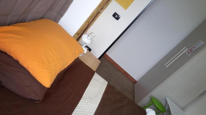 اتاق استاندارد یک تخته با سرویس بهداشتی مشترک, A Santy S Roomsbagno Condiviso Sharedboth2piano No Lift No Shuttle  No Pasti No Meal,  A Pagamento A