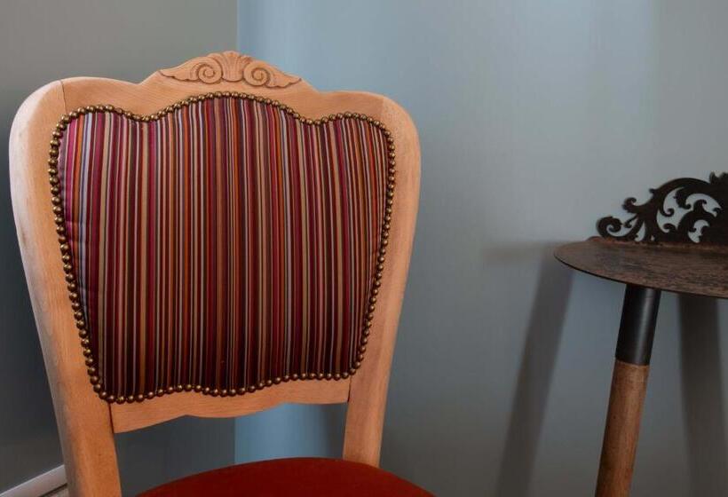 اتاق لوکس با تخت بزرگ, Welchome Charming House