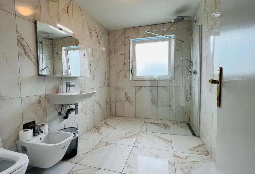 اتاق استاندارد یک تخته با سرویس بهداشتی مشترک, Emona Guesthouse Ljubljana