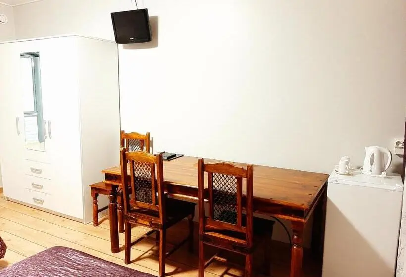 اتاق استاندارد سه تخته با سرویس بهداشتی مشترک, Center Hostel Kaatrahovi