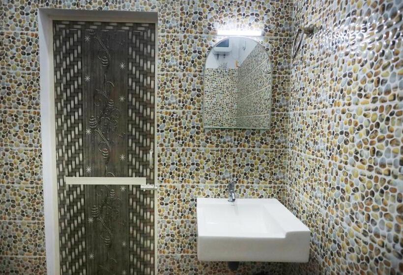 חדר דלוקס, Rajeswari International