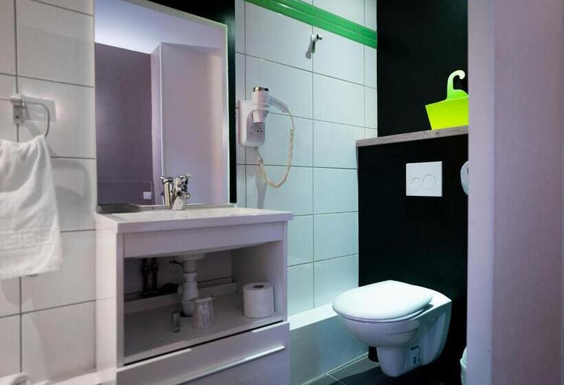 标准单人间, De Quebec