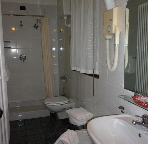 اتاق استاندارد سه نفره, Aurora