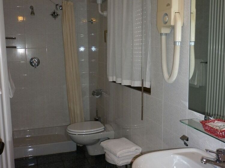 اتاق استاندارد سه نفره, Aurora