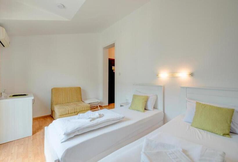 اتاق استاندارد با بالکن و چشم‌انداز دریا, Galia