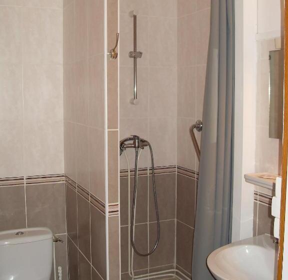 חדר משפחתי, Hôtel Des Alliés