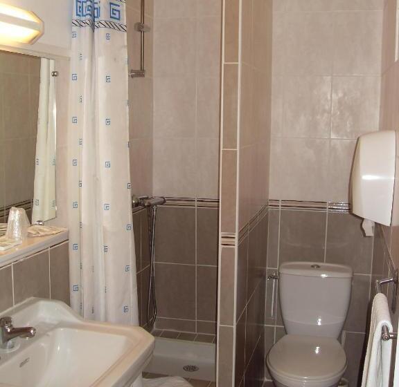 חדר משפחתי, Hôtel Des Alliés