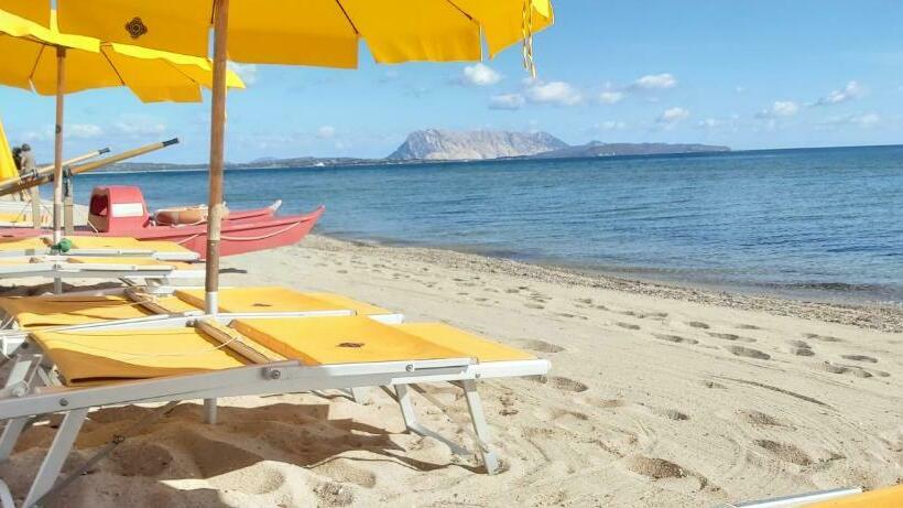 اتاق استاندارد چهارنفره با چشمانداز باغ, Li Suari Club Village