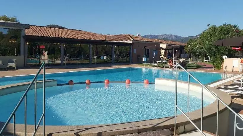 庭の見えるスタンダードトリプルルーム, Li Suari Club Village