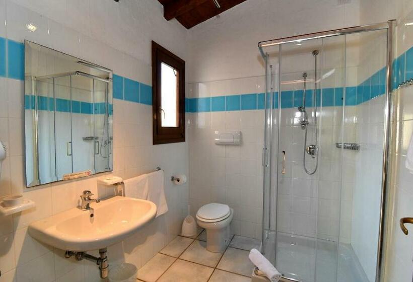 اتاق استاندارد چهارنفره با چشمانداز باغ, Li Suari Club Village