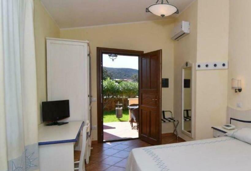 اتاق استاندارد با چشمانداز باغ, Li Suari Club Village