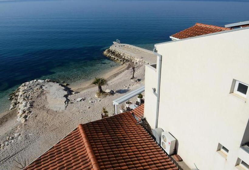 דירת חדר עם נוף לים ומרפסת, Pansion Amigos