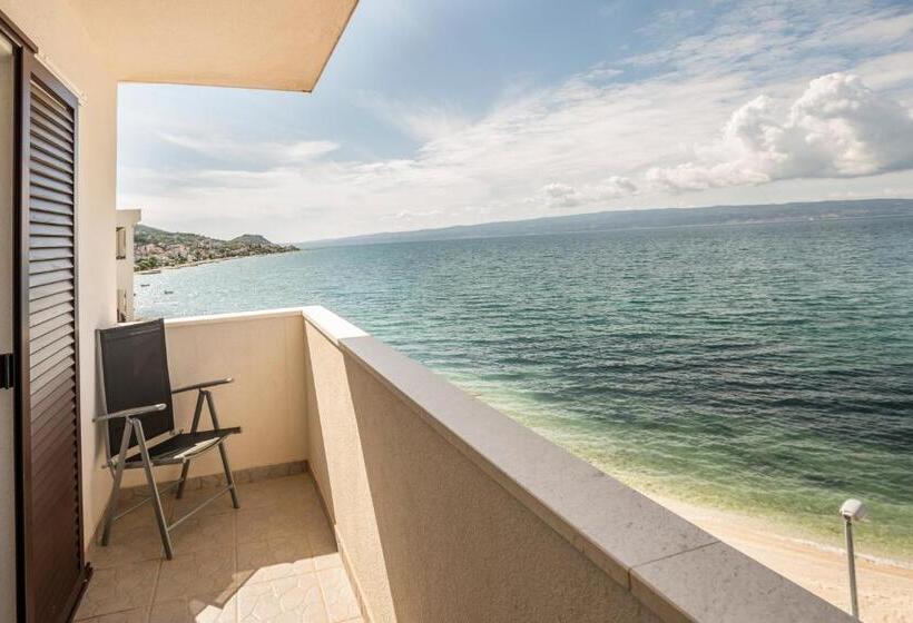 דירת חדר עם נוף לים ומרפסת, Pansion Amigos