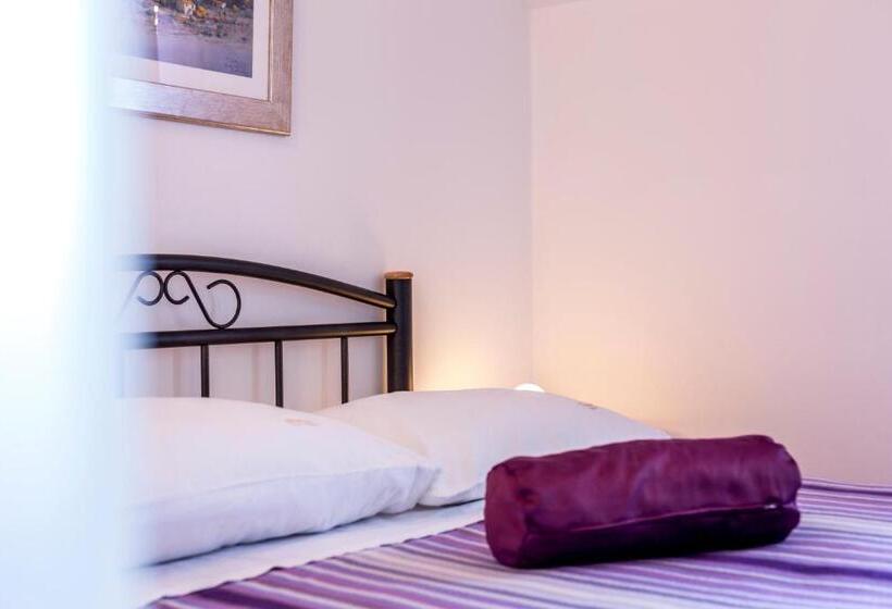 דירת חדר עם נוף לים ומרפסת, Pansion Amigos