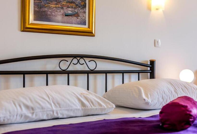 דירת חדר עם נוף לים ומרפסת, Pansion Amigos