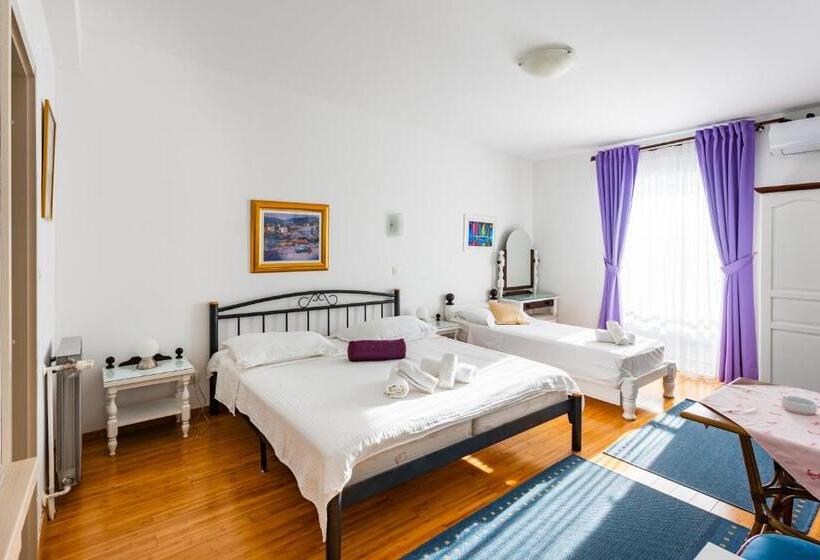 דירת חדר עם נוף לים ומרפסת, Pansion Amigos