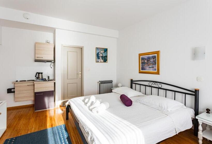 דירת חדר עם נוף לים ומרפסת, Pansion Amigos