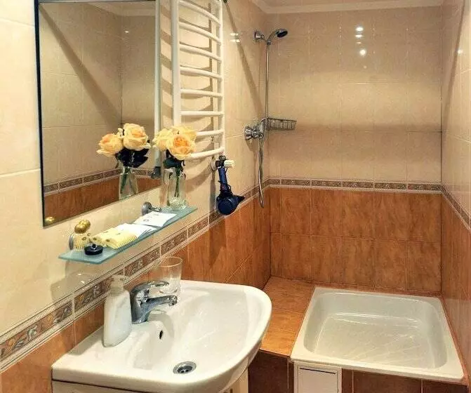 Cameră Familiară, Reno