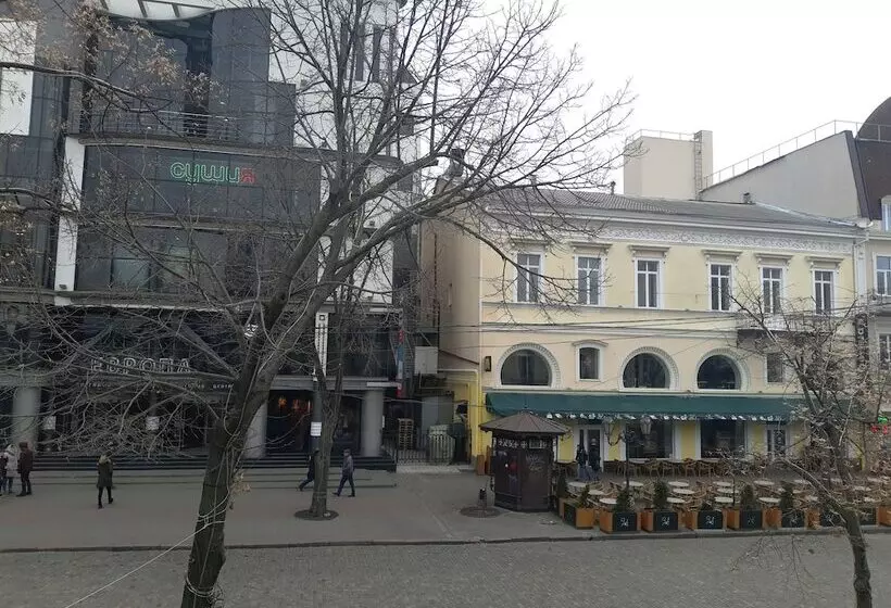 Cameră Familiară, Reno