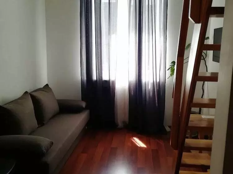Cameră Familiară, Reno