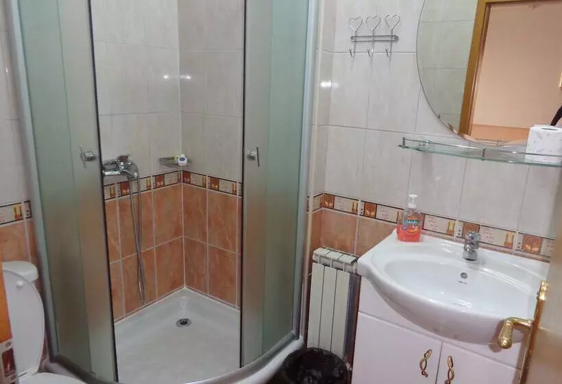 اتاق استاندارد یک نفره, Tokin House