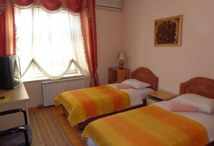 اتاق استاندارد یک نفره, Tokin House