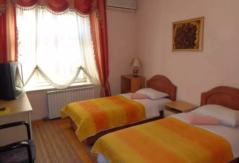 اتاق استاندارد یک نفره, Tokin House