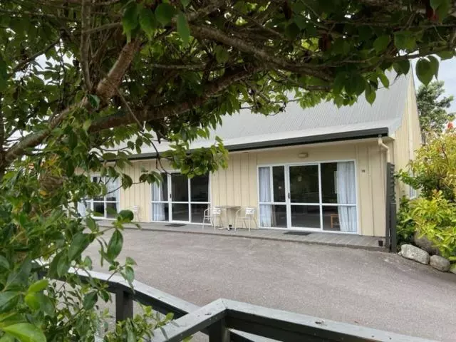 استودیوی استاندارد, Jade Court Motel