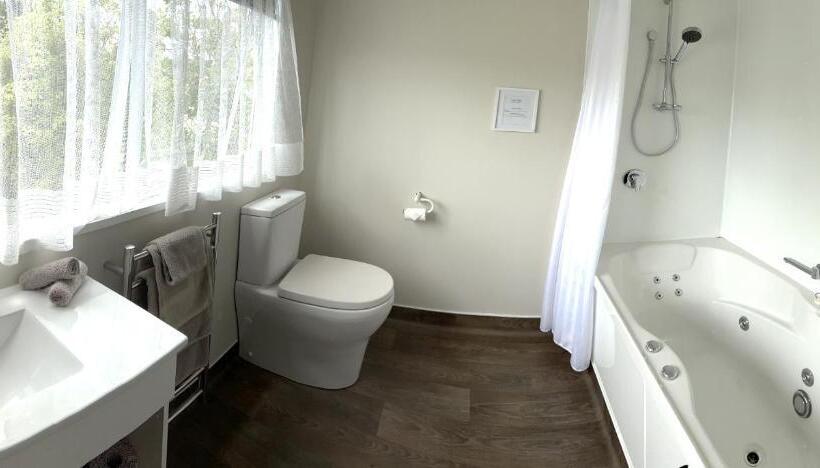 استودیوی استاندارد, Jade Court Motel