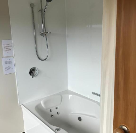 استودیوی استاندارد, Jade Court Motel