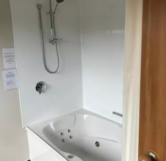 استودیوی استاندارد, Jade Court Motel