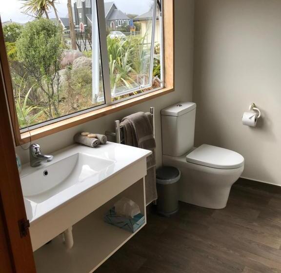 استودیوی استاندارد, Jade Court Motel