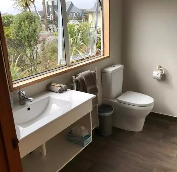 استودیوی استاندارد, Jade Court Motel