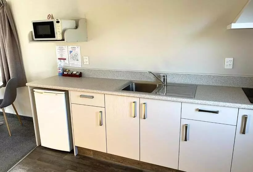 استودیوی استاندارد, Jade Court Motel