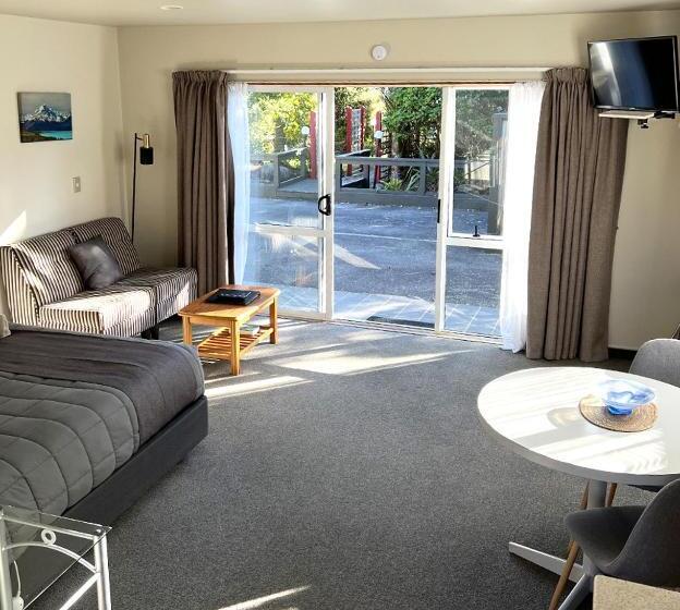 استودیوی استاندارد, Jade Court Motel