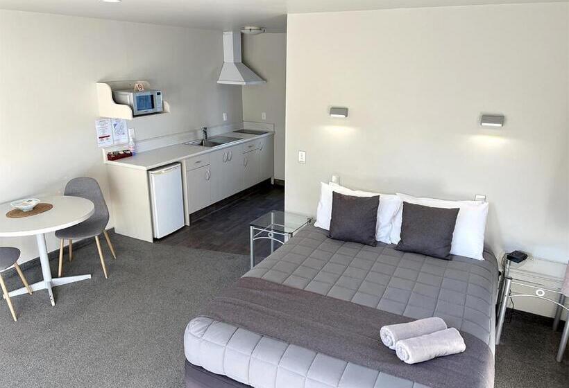 استودیوی استاندارد, Jade Court Motel